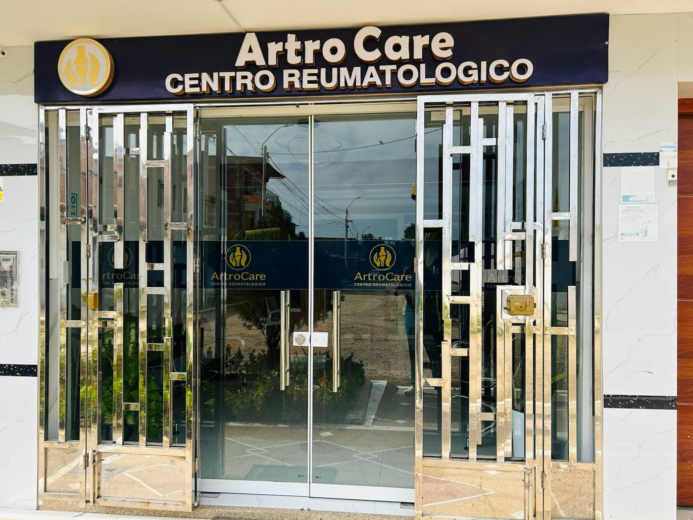 Fachada del Centro Reumatológico ArtroCare en Tumbes